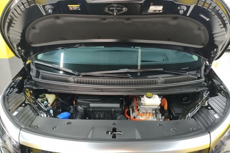 Used Denza D9 2024 DM-i 980 Four-Wheel Drive Flagship Model Engine Bay