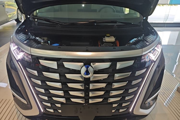 Used Denza D9 2024 DM-i 980 Four-Wheel Drive Prestige Model Engine Bay