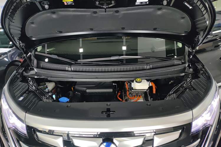 Used Denza D9 2024 DM-i 980 Four-Wheel Drive Prestige Model Engine Bay