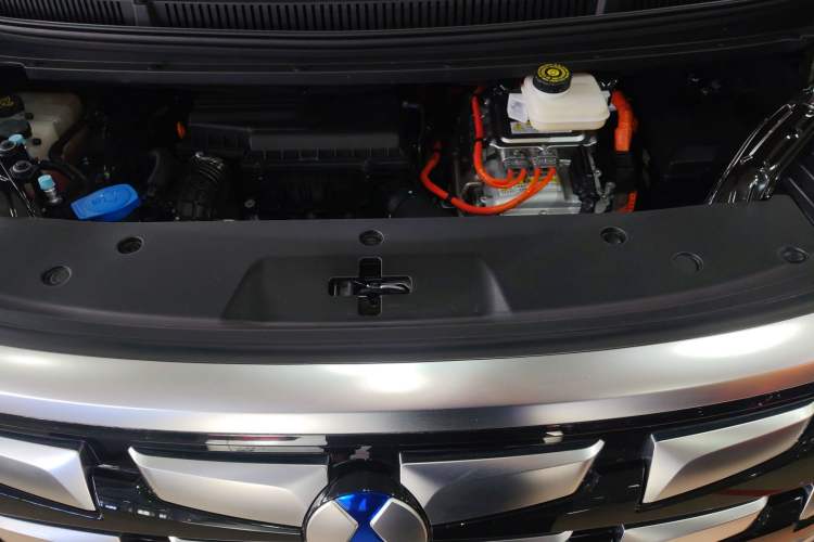 Used Denza D9 2024 DM-i 980 Four-Wheel Drive Prestige Model Engine Bay