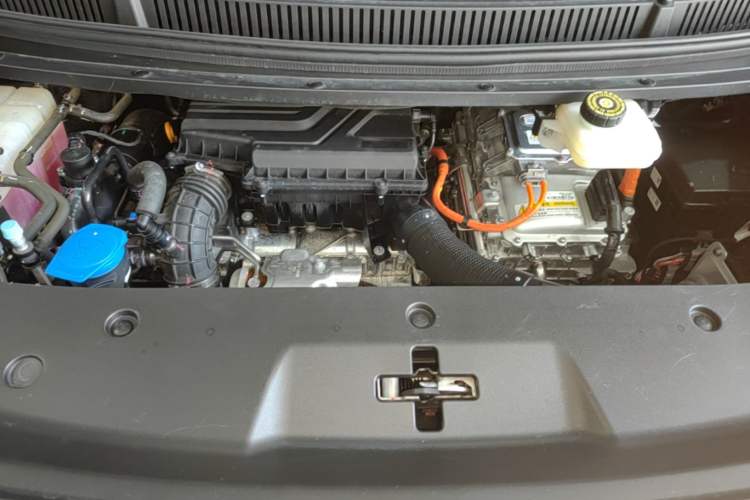 Used Denza D9 2024 DM-i 970 Luxury Model Engine Bay