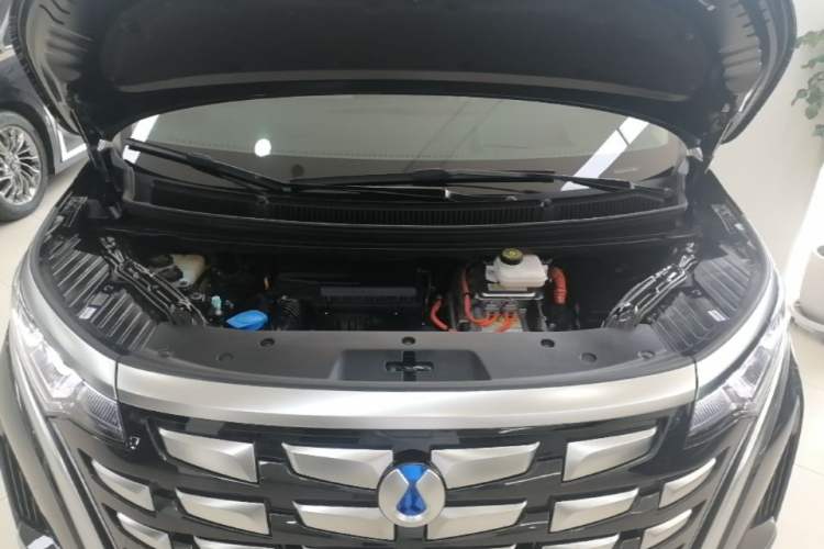Used Denza D9 2024 DM-i 980 Four-Wheel Drive Prestige Model Engine Bay