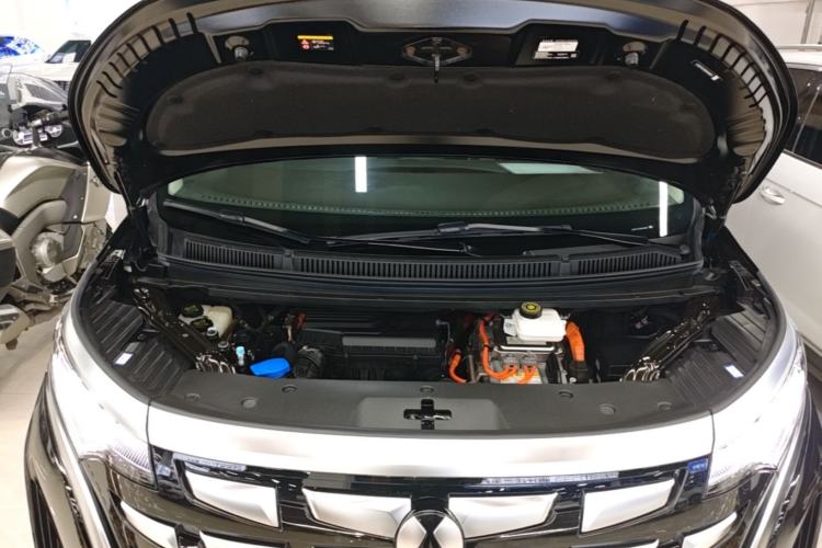 Used Denza D9 2024 DM-i 1050 Luxury Model Engine Bay