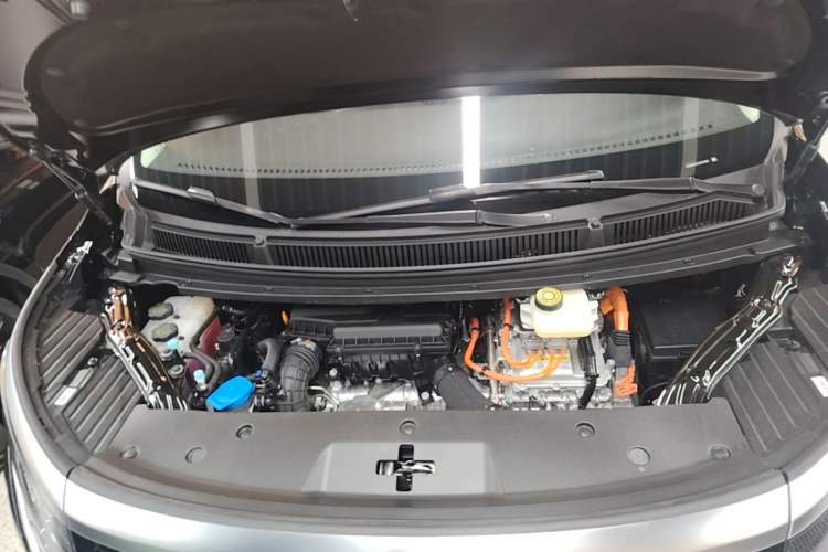 Used Denza D9 2024 DM-i 980 Four-Wheel Drive Prestige Model Engine Bay