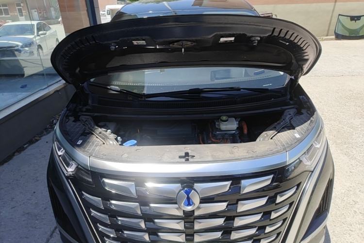Used Denza D9 2024 DM-i 980 Four-Wheel Drive Flagship Model Engine Bay