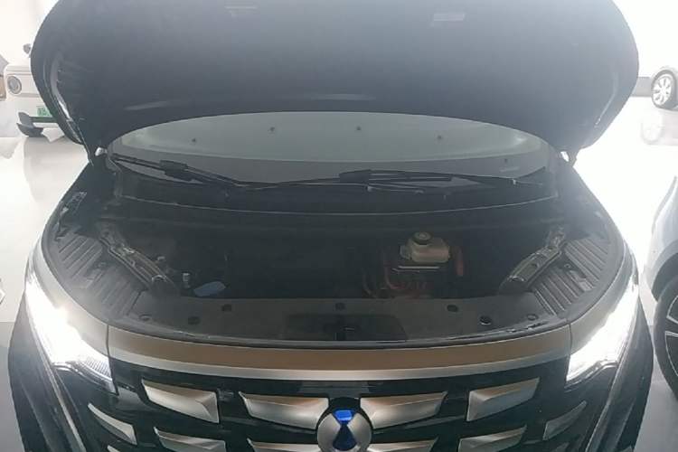 Used Denza D9 2024 DM-i 1050 Luxury Model Engine Bay