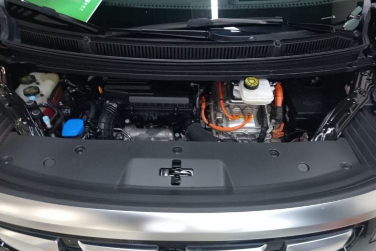 Used Denza D9 2024 DM-i 980 Four-Wheel Drive Prestige Model Engine Bay