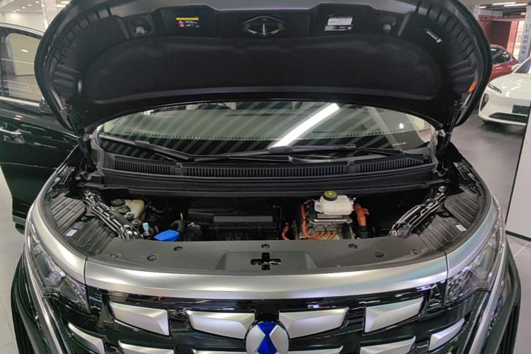 Used Denza D9 2024 DM-i 980 Four-Wheel Drive Prestige Model Engine Bay