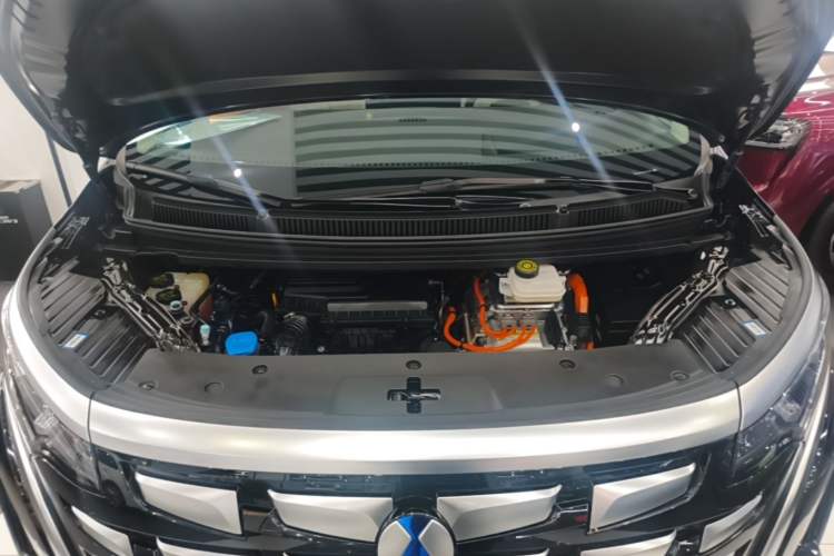 Used Denza D9 2024 DM-i 980 Four-Wheel Drive Flagship Model Engine Bay