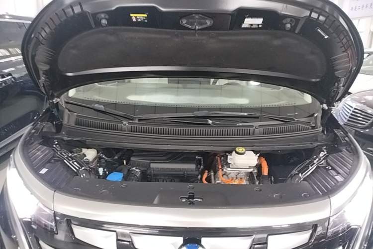 Used Denza D9 2024 DM-i 1050 Luxury Model Engine Bay