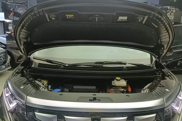 Used Denza D9 2024 DM-i 980 Four-Wheel Drive Prestige Model Engine Bay
