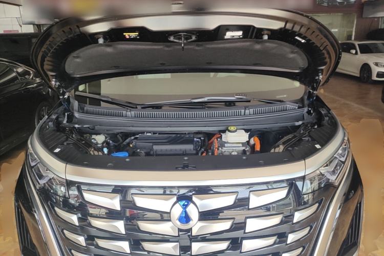 Used Denza D9 2024 DM-i 1050 Luxury Model Engine Bay