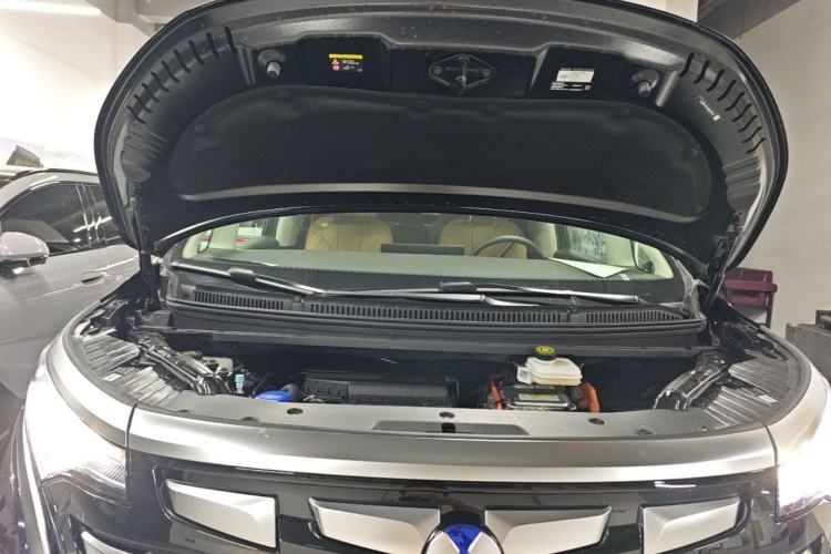 Used Denza D9 2024 DM-i 1050 Luxury Model Engine Bay