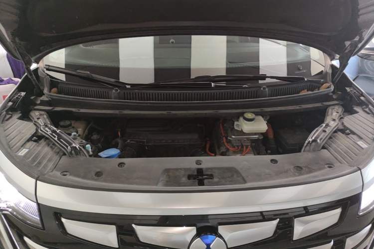 Used Denza D9 2024 DM-i 980 Four-Wheel Drive Flagship Model Engine Bay