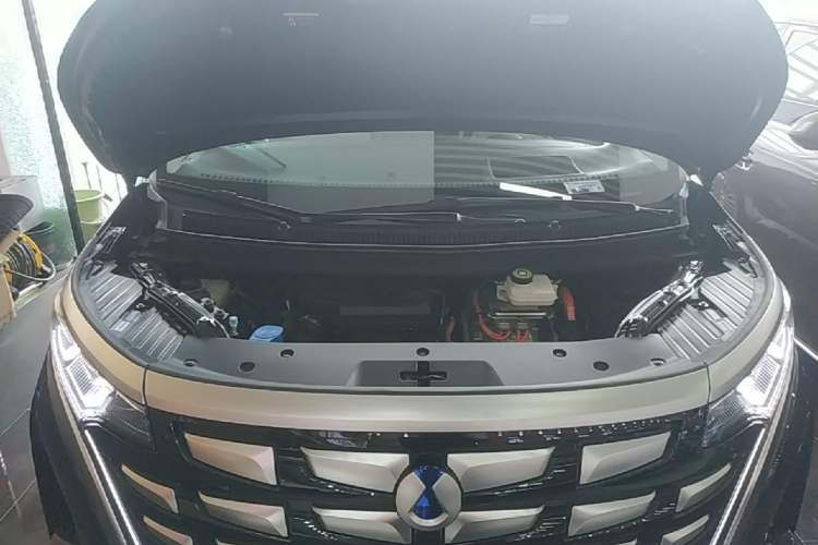 Used Denza D9 2024 DM-i 980 Four-Wheel Drive Flagship Model Engine Bay