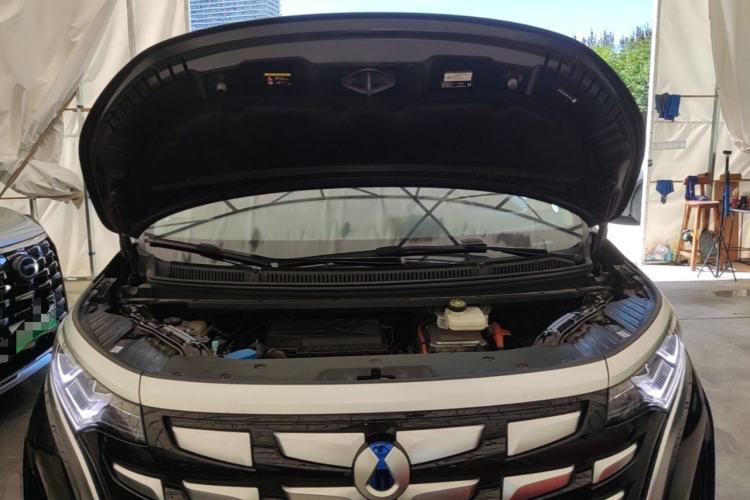 Used Denza D9 2024 DM-i 1050 Luxury Model Engine Bay