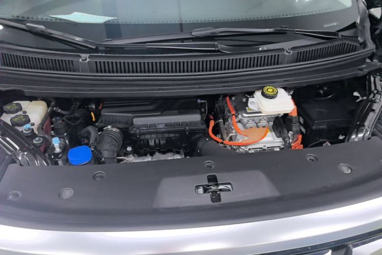 Used Denza D9 2024 DM-i 1050 Luxury Model Engine Bay