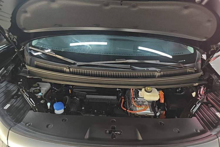 Used Denza D9 2024 DM-i 980 Four-Wheel Drive Prestige Model Engine Bay