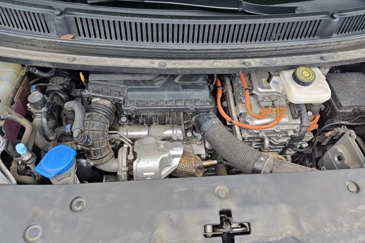 Used Denza D9 2024 DM-i 1050 Luxury Model Engine Bay