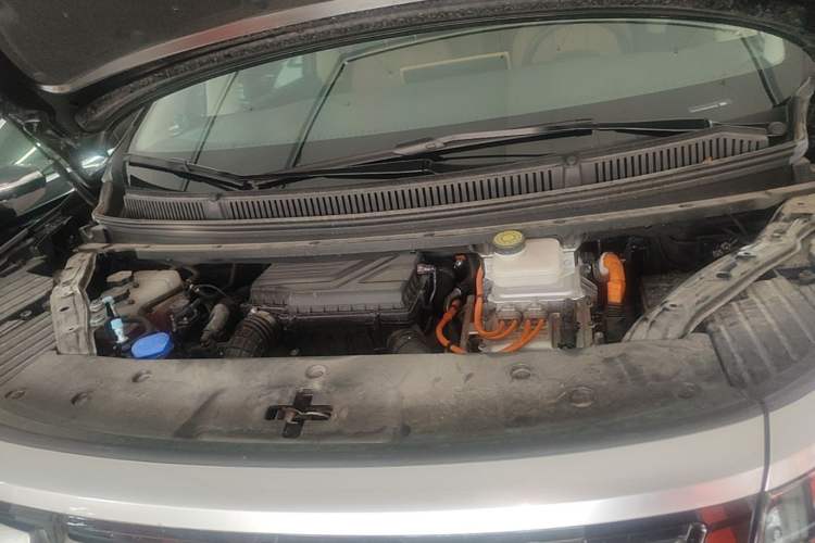 Used Denza D9 2024 DM-i 1050 Luxury Model Engine Bay