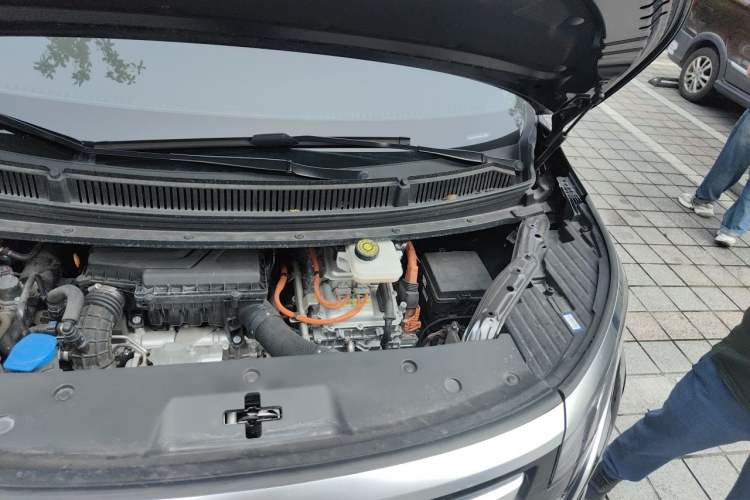 Used Denza D9 2024 DM-i 980 Four-Wheel Drive Prestige Model Engine Bay Left
