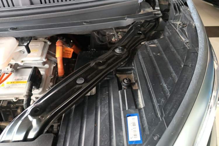 Used Denza D9 2024 DM-i 970 Luxury Model Engine Bay Left