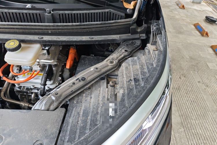Used Denza D9 2024 DM-i 980 Four-Wheel Drive Prestige Model Engine Bay Left