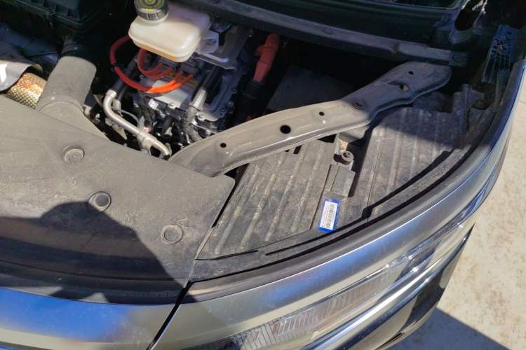 Used Denza D9 2024 DM-i 980 Four-Wheel Drive Prestige Model Engine Bay Left