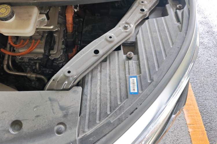 Used Denza D9 2024 DM-i 980 Four-Wheel Drive Flagship Model Engine Bay Left