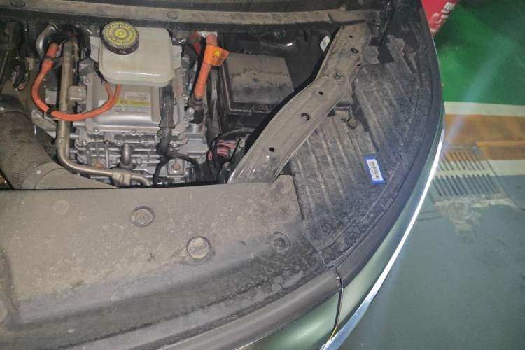 Used Denza D9 2024 DM-i 970 Luxury Model Engine Bay Left