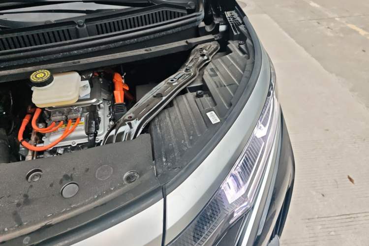 Used Denza D9 2024 DM-i 980 Four-Wheel Drive Prestige Model Engine Bay Left