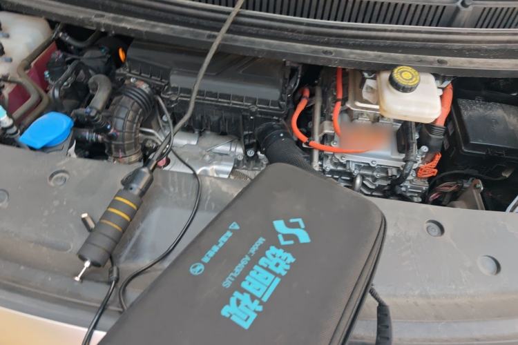 Used Denza D9 2024 DM-i 980 Four-Wheel Drive Prestige Model Engine Bay Left