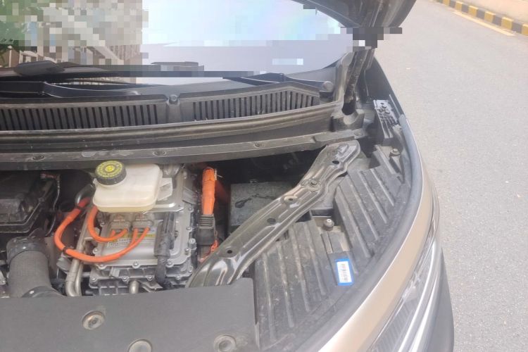 Used Denza D9 2024 DM-i 980 Four-Wheel Drive Flagship Model Engine Bay Left