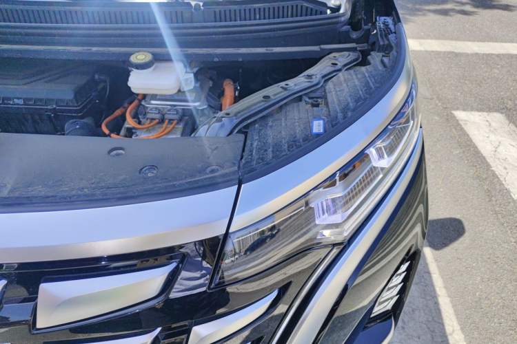 Used Denza D9 2024 DM-i 980 Four-Wheel Drive Prestige Model Engine Bay Left