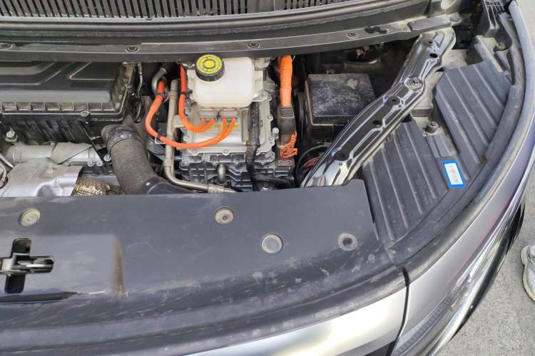 Used Denza D9 2024 DM-i 980 Four-Wheel Drive Prestige Model Engine Bay Left