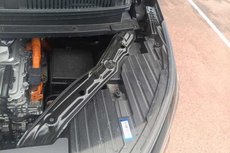 Used Denza D9 2024 DM-i 980 Four-Wheel Drive Flagship Model Engine Bay Left