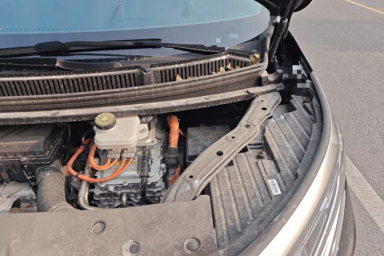 Used Denza D9 2024 DM-i 980 Four-Wheel Drive Prestige Model Engine Bay Left
