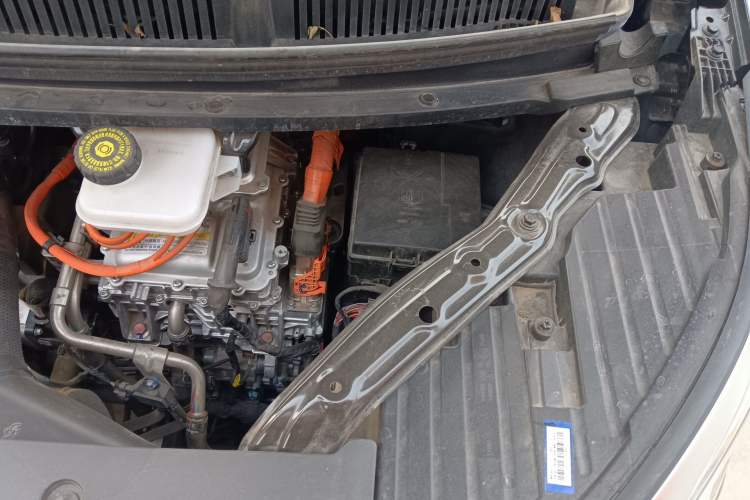 Used Denza D9 2024 DM-i 980 Four-Wheel Drive Prestige Model Engine Bay Left