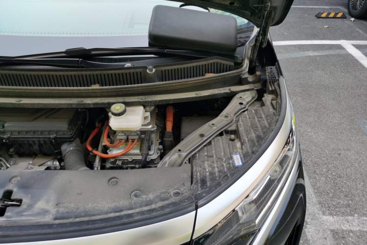 Used Denza D9 2024 DM-i 980 Four-Wheel Drive Prestige Model Engine Bay Left