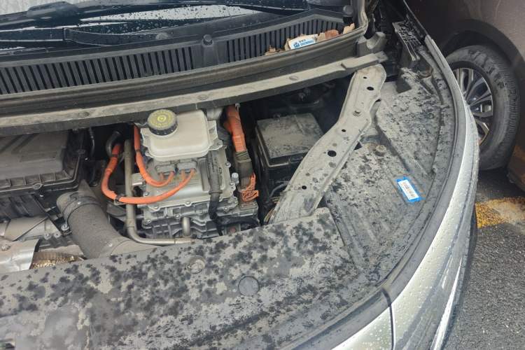 Used Denza D9 2024 DM-i 1050 Luxury Model Engine Bay Left
