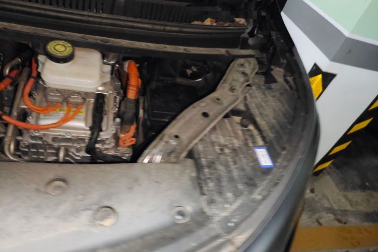 Used Denza D9 2024 DM-i 1050 Luxury Model Engine Bay Left