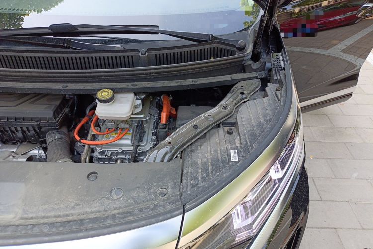 Used Denza D9 2024 DM-i 1050 Luxury Model Engine Bay Left