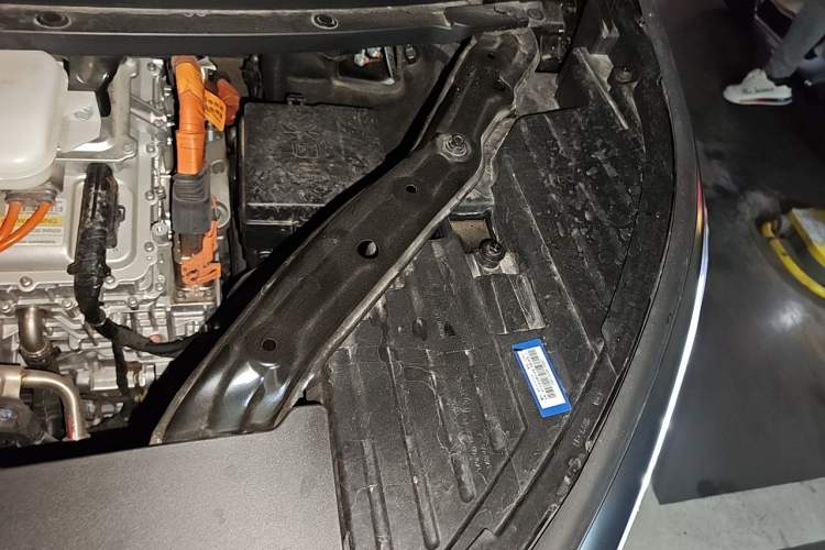 Used Denza D9 2024 DM-i 1050 Luxury Model Engine Bay Left