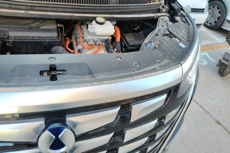 Used Denza D9 2024 DM-i 980 Four-Wheel Drive Prestige Model Engine Bay Left