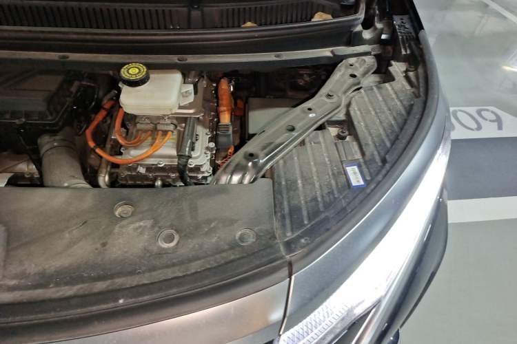 Used Denza D9 2024 DM-i 980 Four-Wheel Drive Flagship Model Engine Bay Left