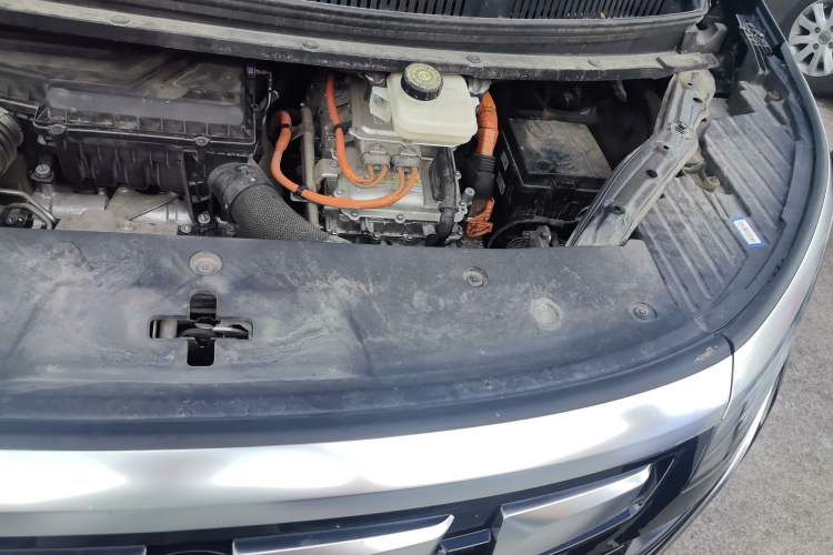 Used Denza D9 2024 DM-i 980 Four-Wheel Drive Flagship Model Engine Bay Left