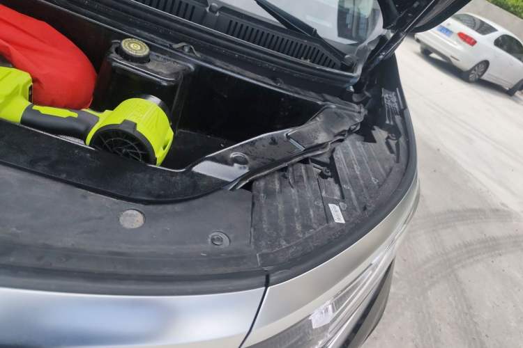 Used Denza D9 2024 DM-i 1050 Luxury Model Engine Bay Left