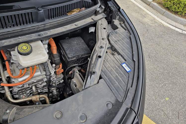 Used Denza D9 2024 DM-i 1050 Luxury Model Engine Bay Left