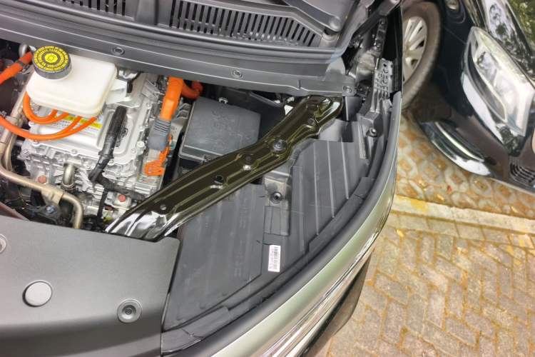 Used Denza D9 2024 DM-i 980 Four-Wheel Drive Prestige Model Engine Bay Left