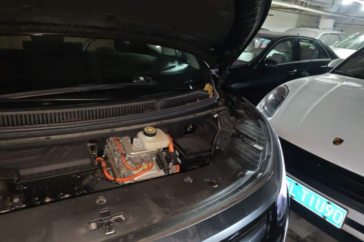 Used Denza D9 2024 DM-i 1050 Luxury Model Engine Bay Left